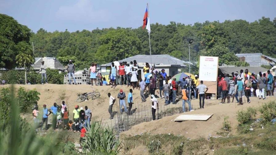 HAITIANOS QUEMAN NEUMÁTICOS EN RECLAMO DE TERRITORIO DOMINICANO