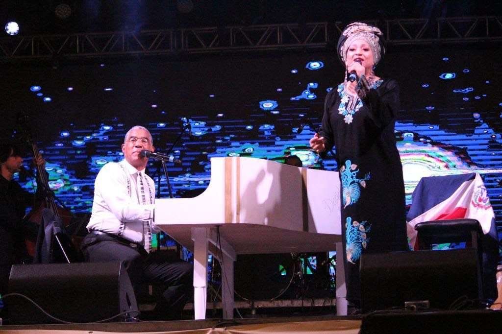 Diomary La Mala y el maestro Daniel Herrera a piano y voz en “La Ruta del Bolero” en RD