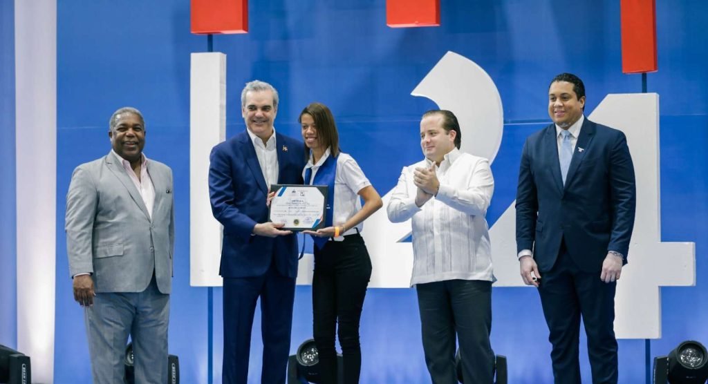 Abinader encabeza graduación de cientos de jóvenes del programa oportunidad 14-24