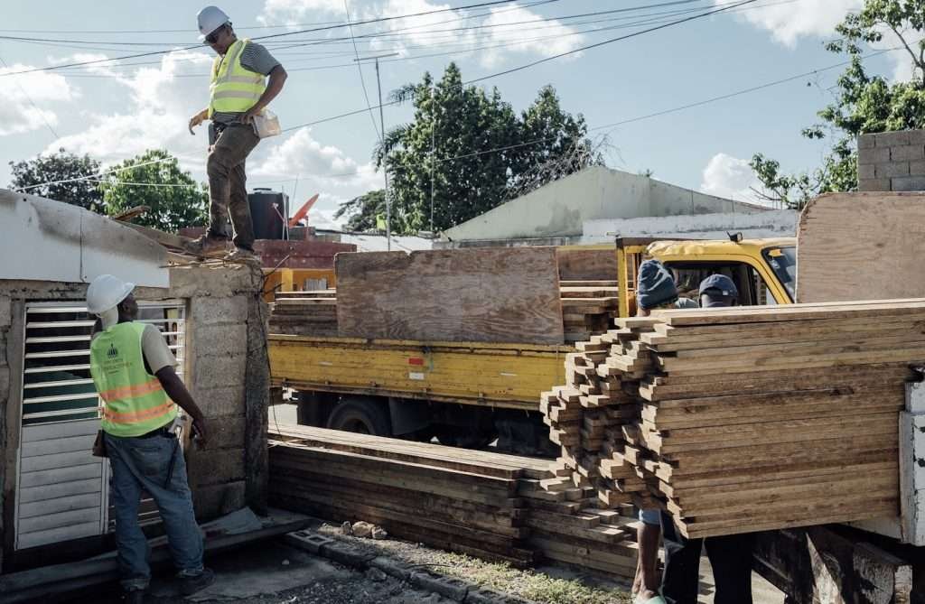 Mived afirma reconstruye viviendas afectadas por disturbio tropical
