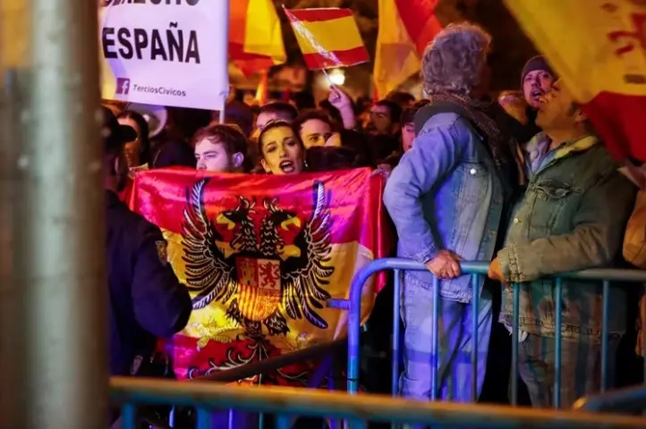 Gases lacrimógenos y pelotas de goma tras nueva protesta frente a la sede del PSOE