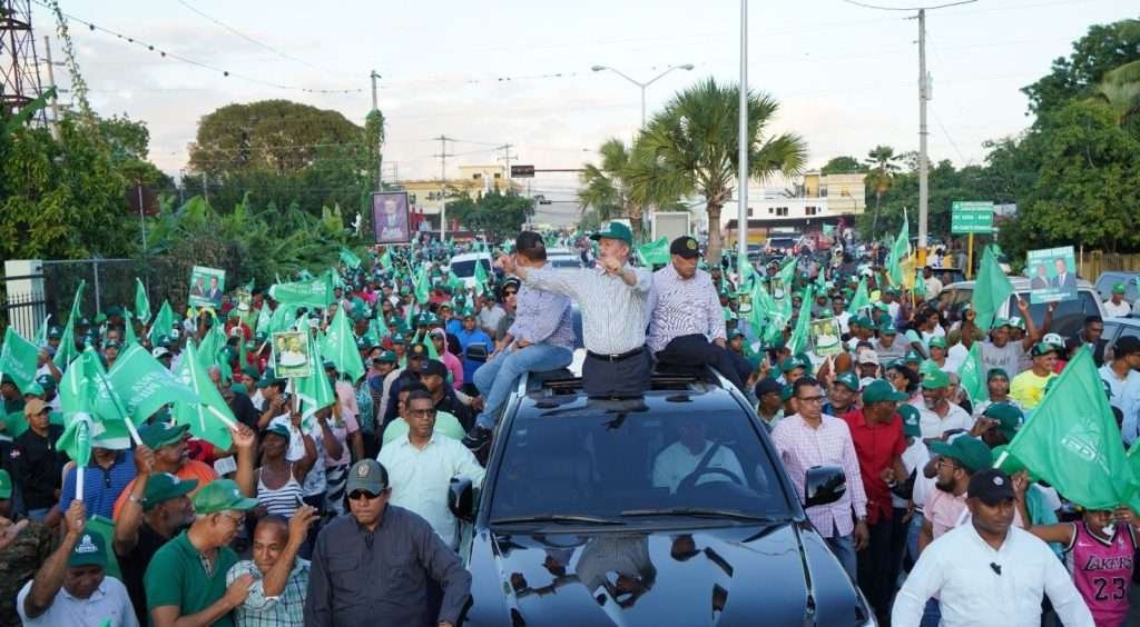 Caravana multitudinaria reúne miles en las calles de San Juan en respaldo a Leonel