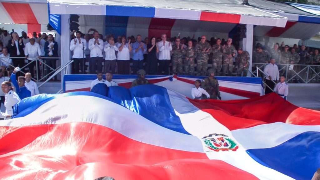 Cientos de estudiantes Sancristobalences bailan en desfile cívico-militar