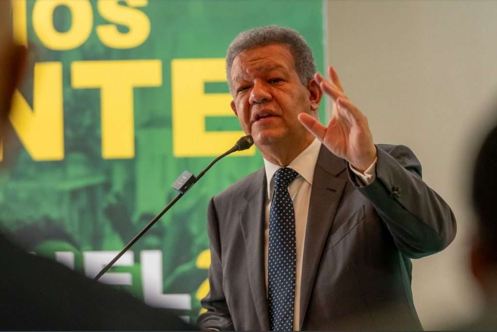 Leonel Fernández se solidariza con familiares de las víctimas por lluvias del sábado