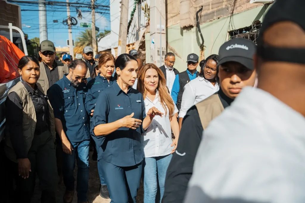 Raquel Arbaje y Carolina Mejía recorren Los Girasoles llevan aportes a familias afectadas
