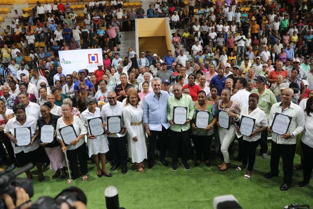 Presidente entrega más 1,000 títulos de propiedad en San Pedro de Macorís