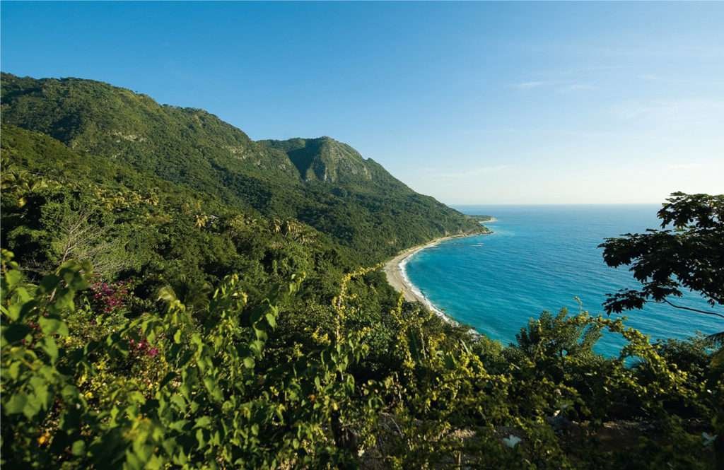 Autoridades buscan cinco turistas perdidos en la Loma de Bahoruco