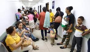 HOSPITALES CONTINÚAN ABARROTADOS POR DENGUE