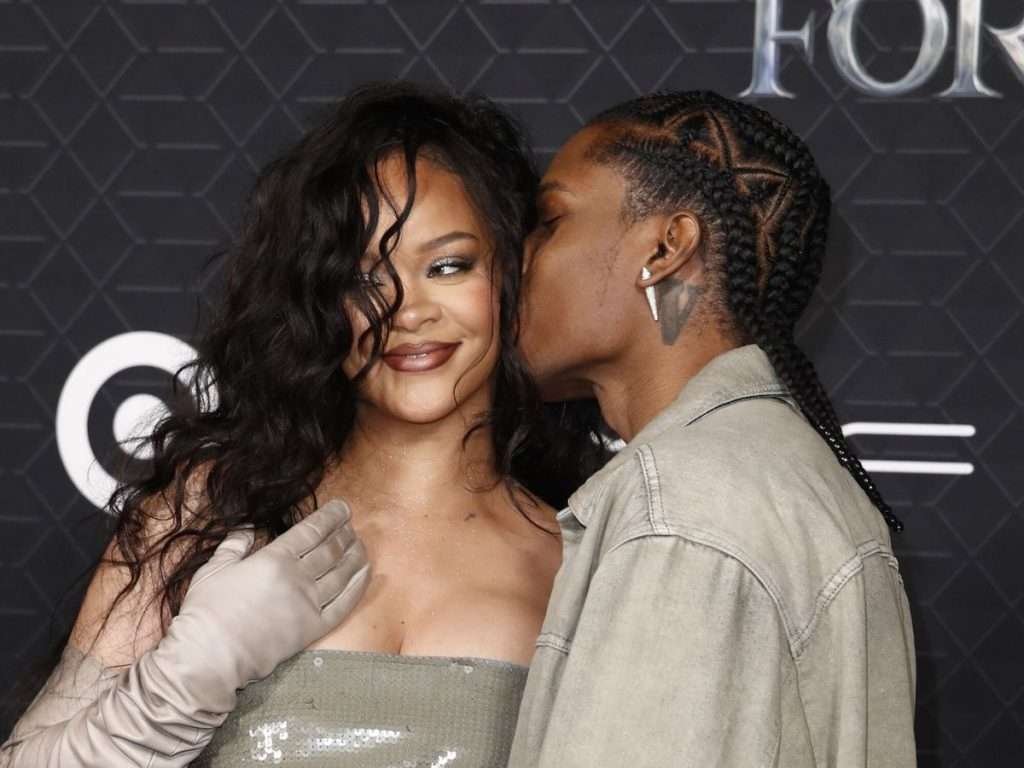 Rihanna y A$AP Rocky posan para fotos familiares con su nuevo bebé