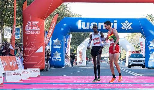 El admirable gesto deportivo de Ricardo Rosado en el maratón de Málaga: «Lo estaba pasando muy mal, iba tambaleándose»
