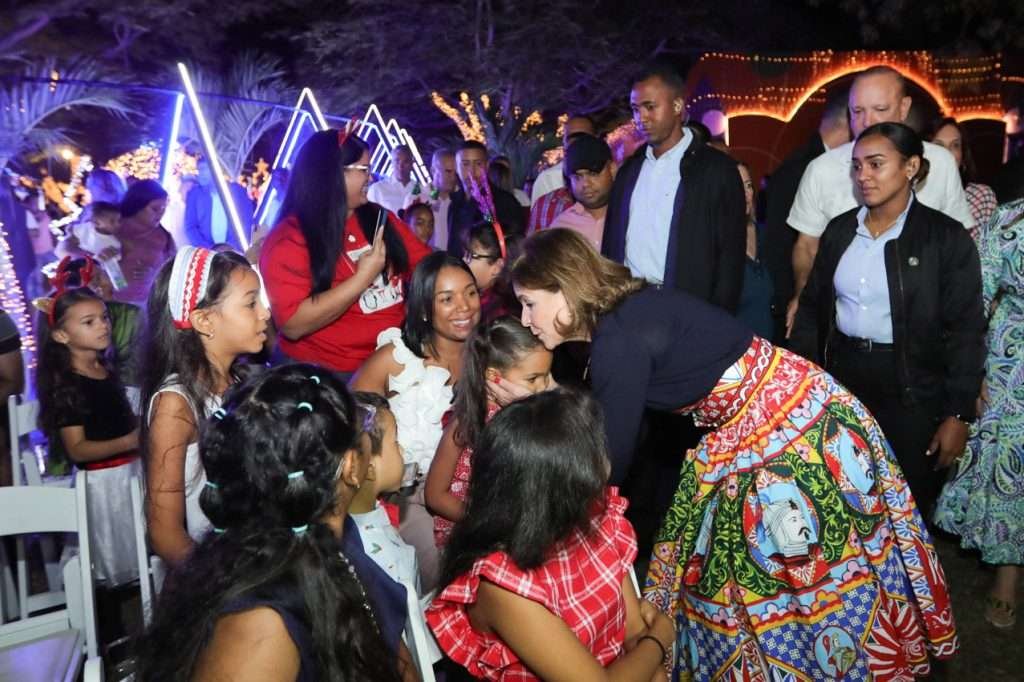 “Villa Navidad 2023” llega a Santiago; vicepresidenta encendió las luces para inaugurar el espacio familiar