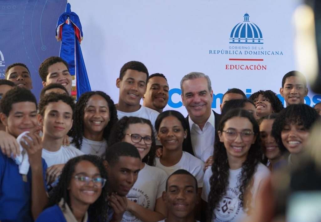 Presidente revela impulsó edición e impresión de libros de textos desde el Minerd
