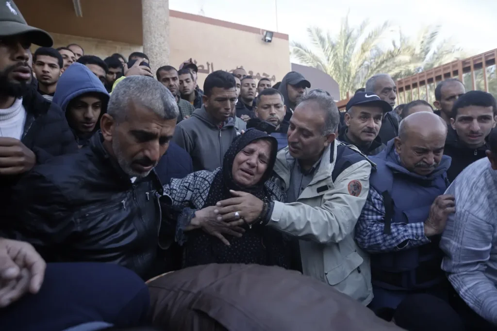 Rehenes israelíes baleados por error habían ondeado bandera blanca, dice oficial israelí