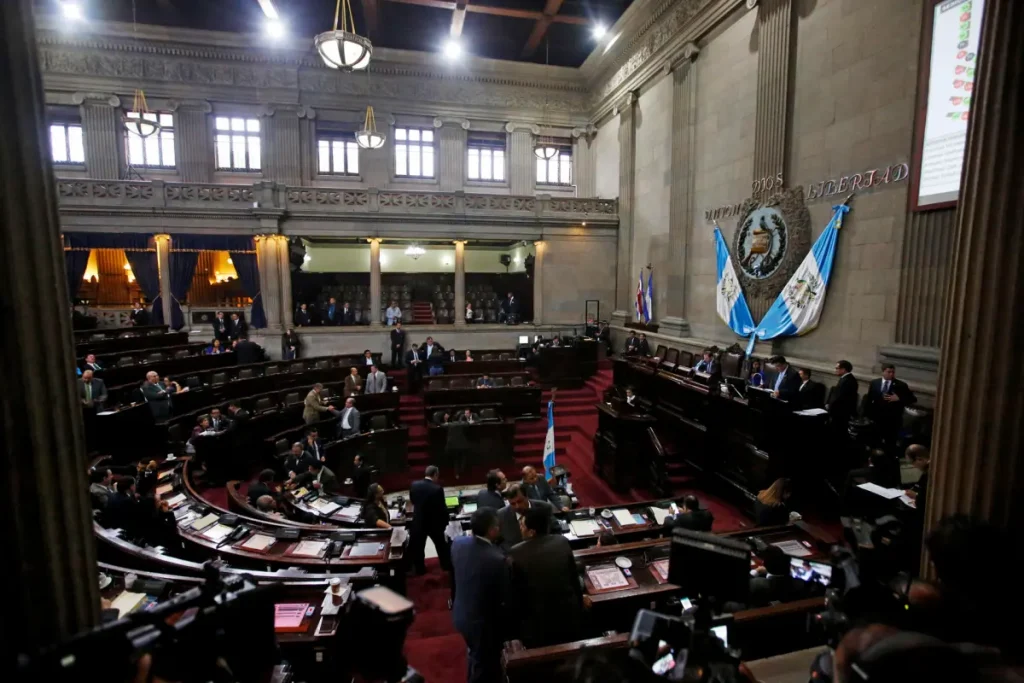 EE.UU. prohíbe la entrada al país a 100 diputados de Guatemala