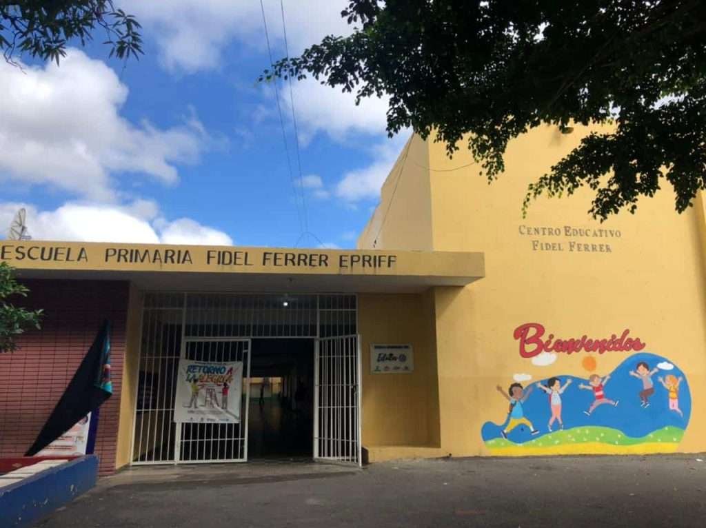 Minerd indica trabaja en habilitación de un aula para aumentar cupos en Escuela Fidel Ferrer