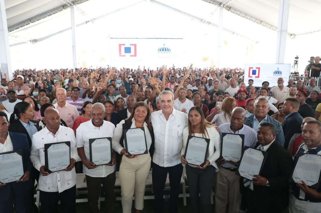 Presidente Abinader entrega 3100 títulos de propiedad a residentes del Tamarindo primero