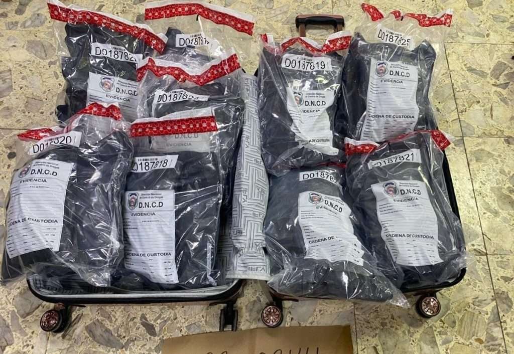 INCAUTAN EN EL AILA MALETA CARGADA CON 17 PAQUETES DE MARIHUANA