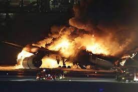 Así fue la milagrosa evacuación del avión accidentado en Tokio