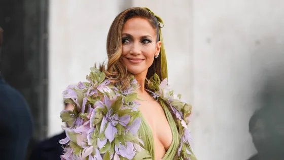 Jennifer Lopez deslumbra a sus fans al usar un bikini diminuto