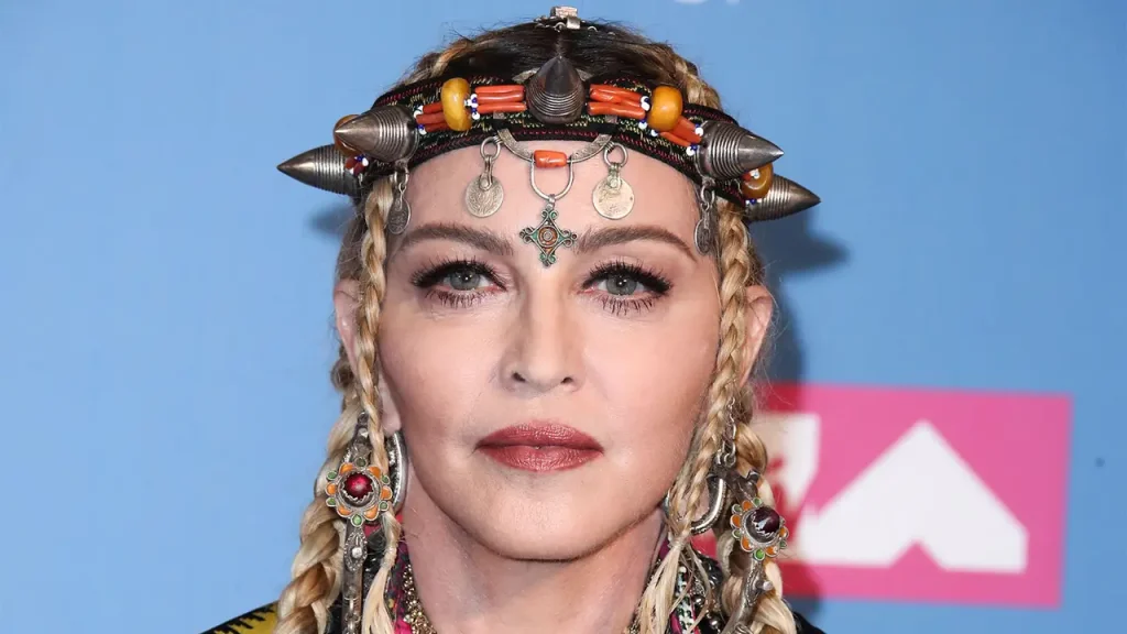 Fan demanda a Madonna por considerar su show demasiado “pornográfico”