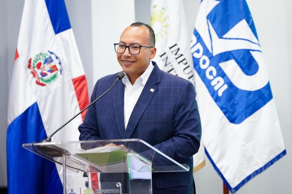 Abinader toma el toro por los cuernos en crisis de pasaportes; sustituye directora