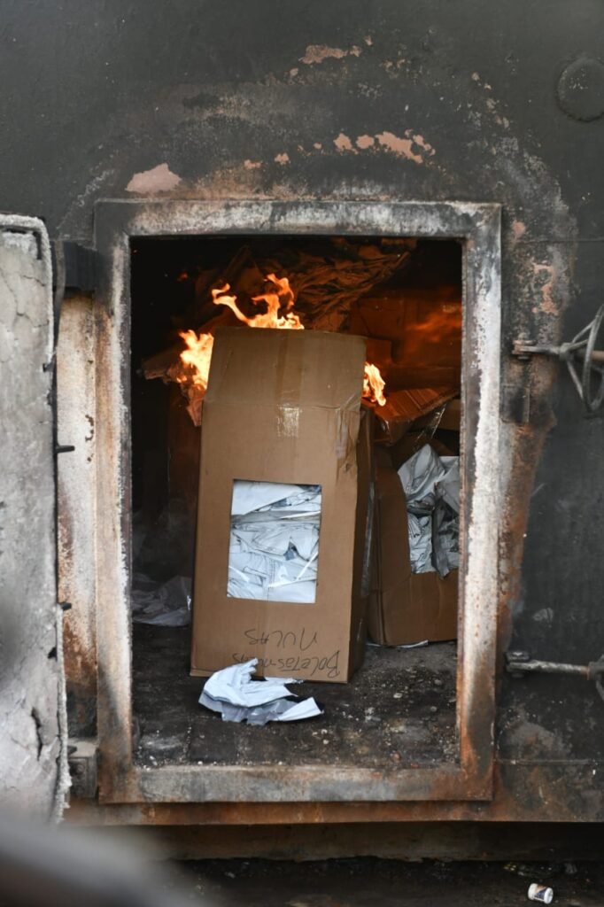 JCE inicia incineración de boletas de las elecciones municipales de febrero