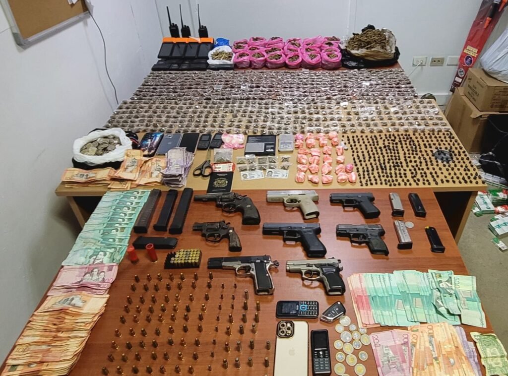 PN y MP confiscan armas de fuego ilegales, drogas, dinero en efectivo, y pertrechos militares