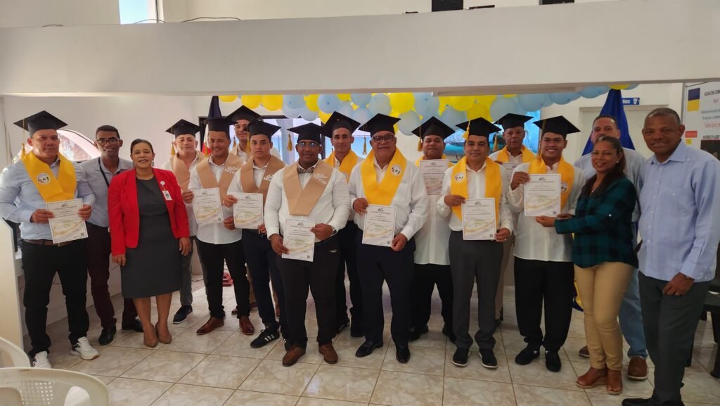 Hogar Crea celebra graduación de 18 jóvenes en curso técnico impartido por INFOTEP
