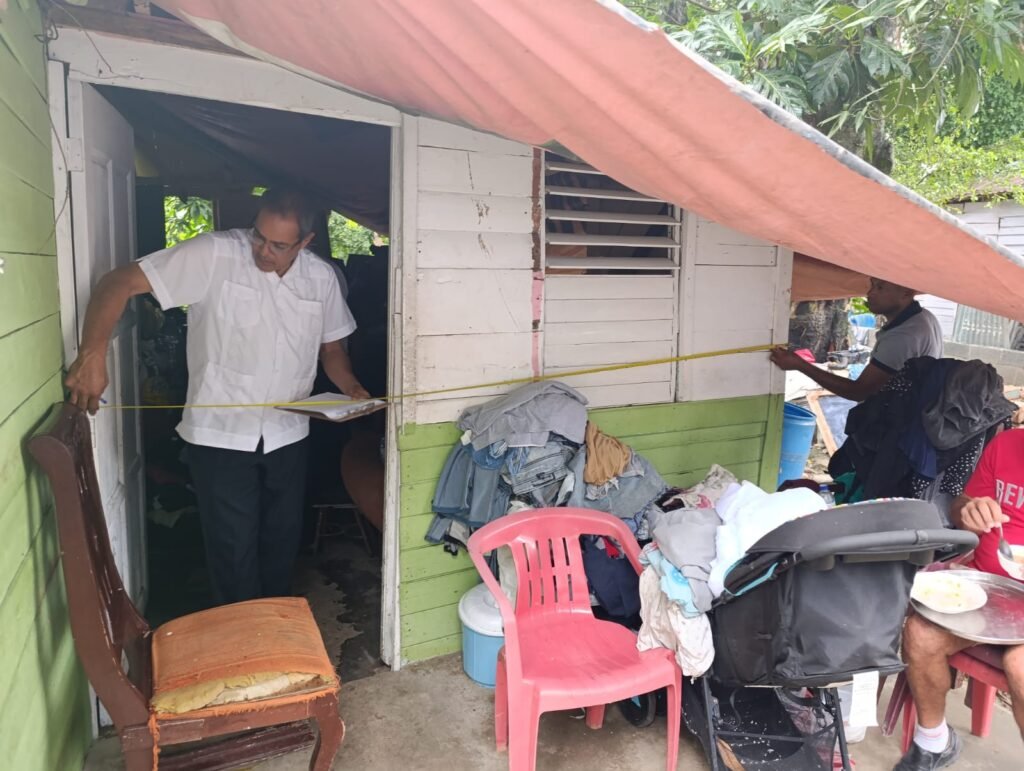 Dirección General de Desarrollo de la Comunidad acude en auxilio de familia con vivienda destruida