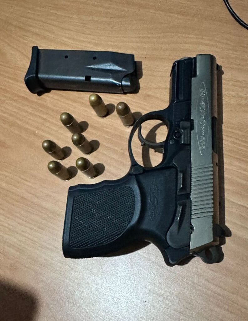 PN detiene a dos hombres tras persecución; les ocupa pistola ilegal y motocicleta sin placa