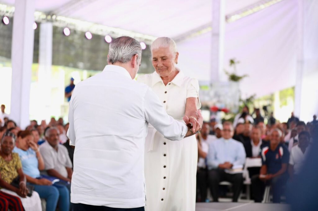 Presidente Abinader entrega 752 títulos de propiedad en proyecto Cotuí-Cevicos, Sánchez Ramírez