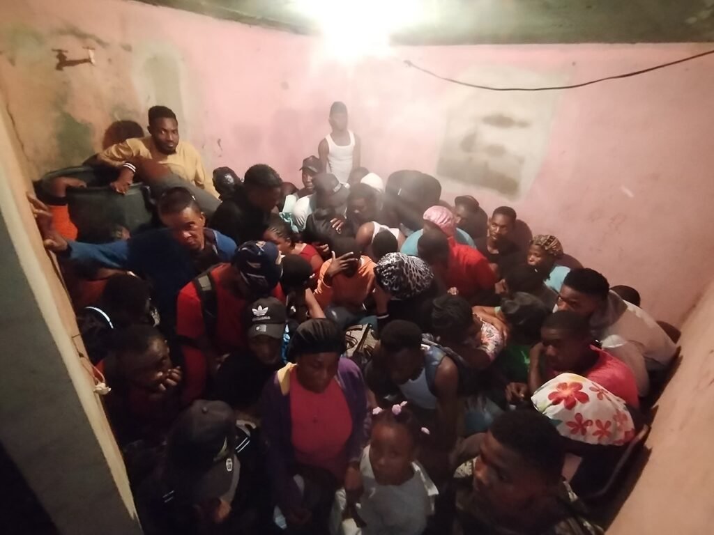 Intervienen Hotel en Montecristi; habían 83 indocumentados