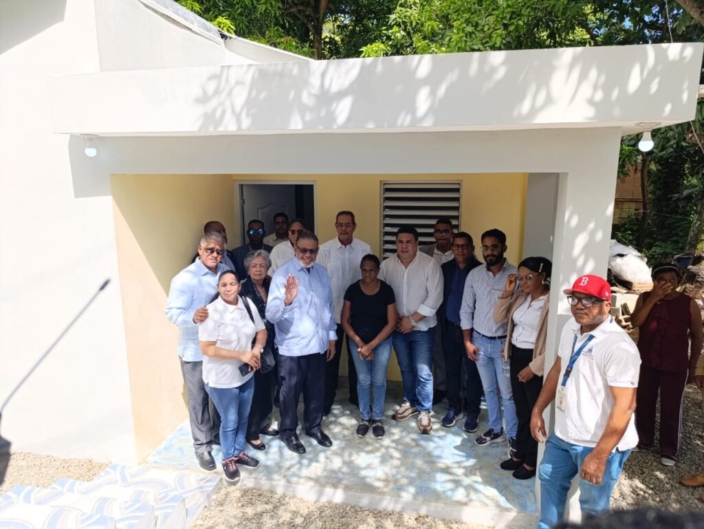 Dirección General de Desarrollo de la Comunidad entrega vivienda a familia en Los Alcarrizos