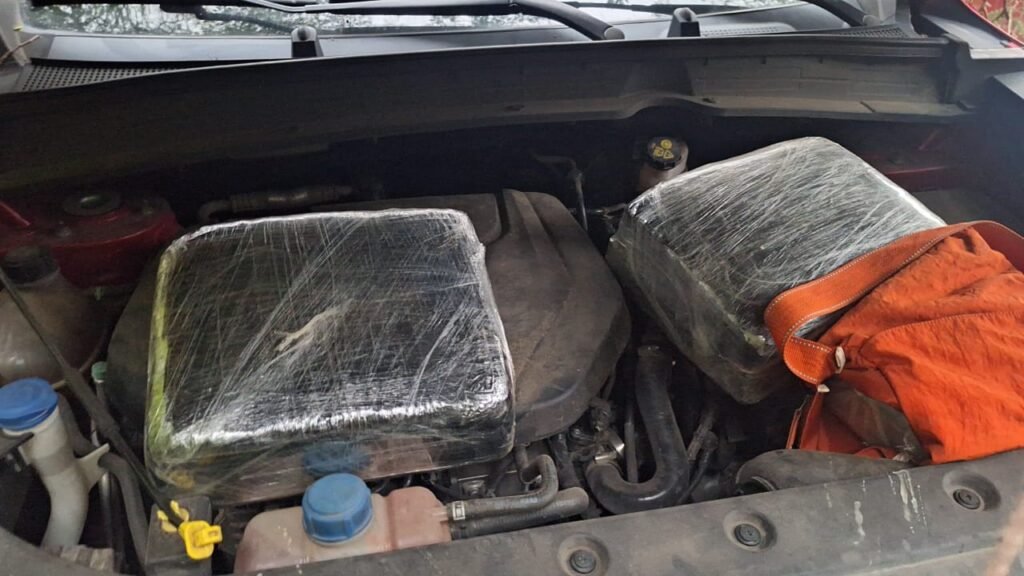 Ejército ocupa dos pacas y media de marihuana escondidas en el motor de una jeepeta en Valverde