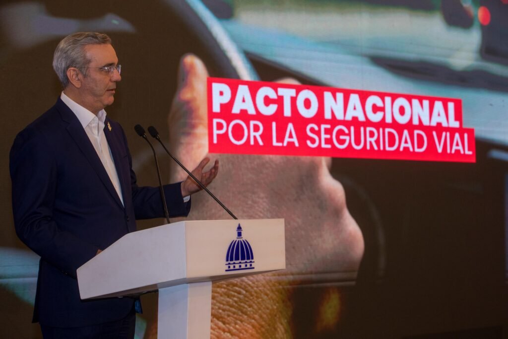 El presidente Abinader firma pacto nacional por la Seguridad Vial