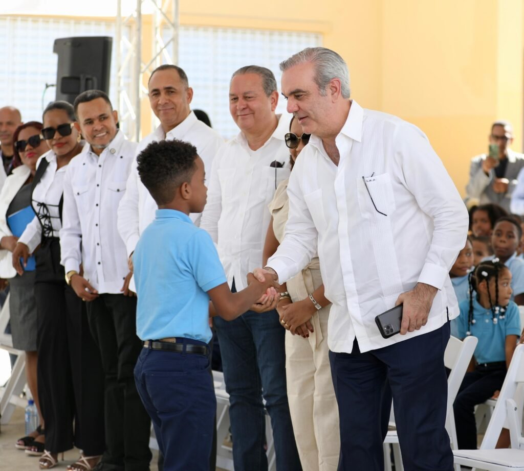 Presidente Abinader inaugura escuela básica, plazoleta y cancha deportiva en San Pedro de Macorís