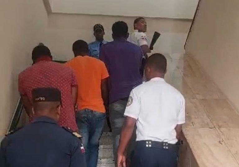 Dictan prisión preventiva contra haitianos agredieron agente DGM