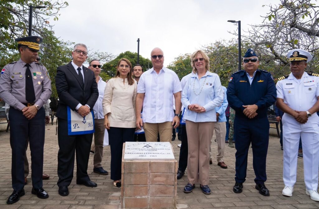 Igor Rodríguez Durán repone tarja en parque de Puerto Plata que fue robada por antisociales