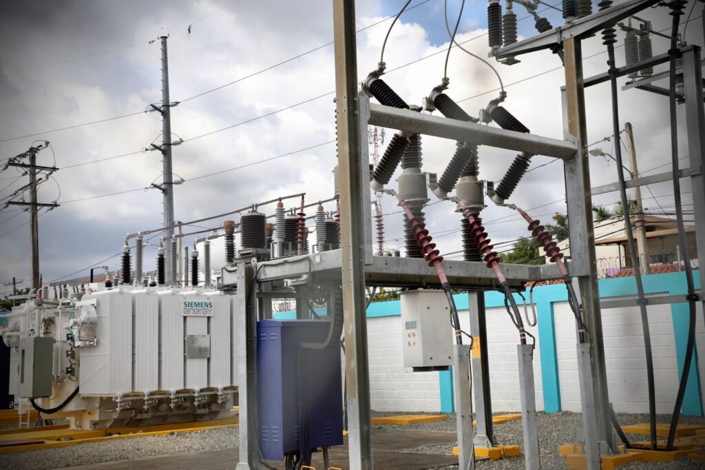 Abinader inaugura varias obras eléctricas, construcción y reasfaltado de calles principales en San Francisco de Macorís
