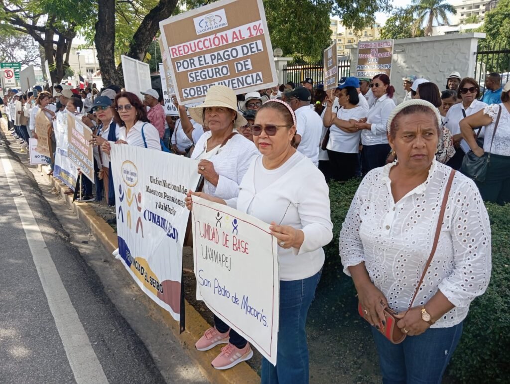 Maestros Pensionados y Jubilados se concentran frente al MINERD; reclaman devolución 3% de lo descontado en diciembre