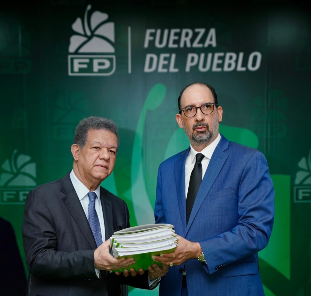 Leonel recibe documentos del Congreso de FP que serán sometidos a votación desde este jueves