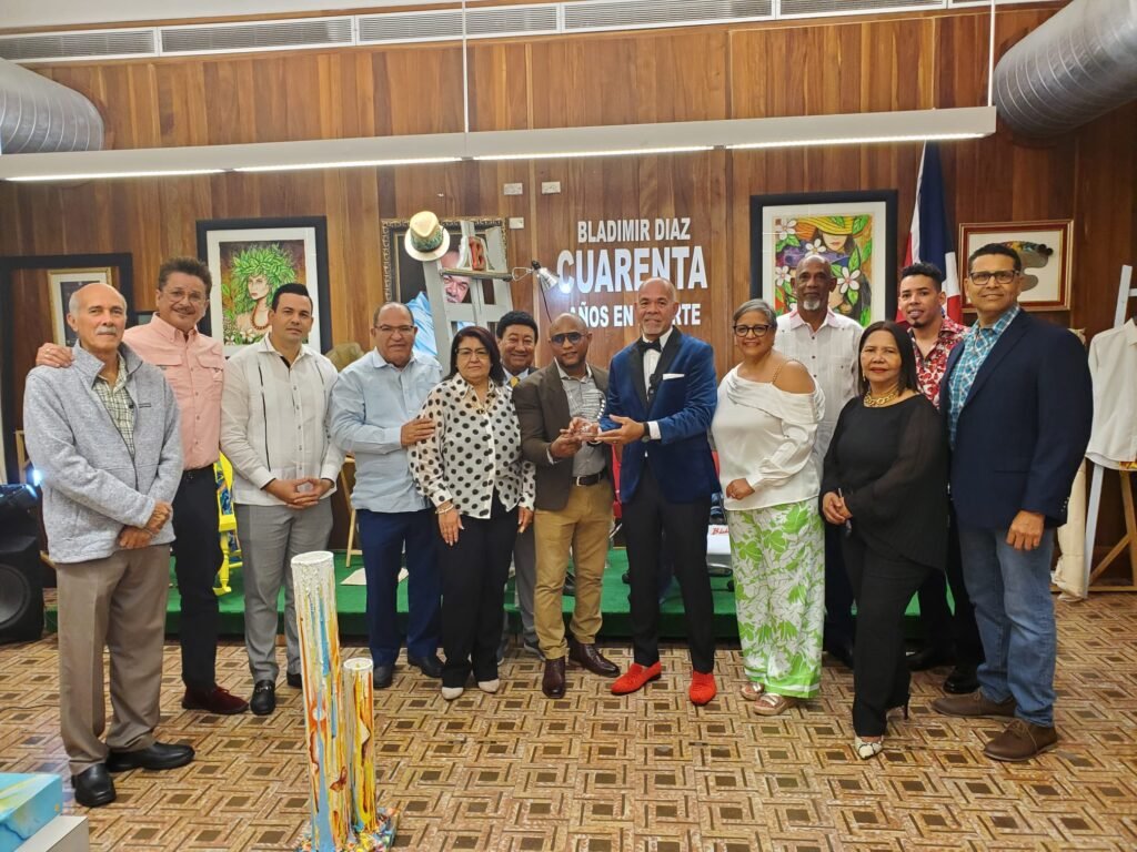 Artista dominicano Bladimir Díaz celebra cuatro décadas poniendo voz a sus lienzos