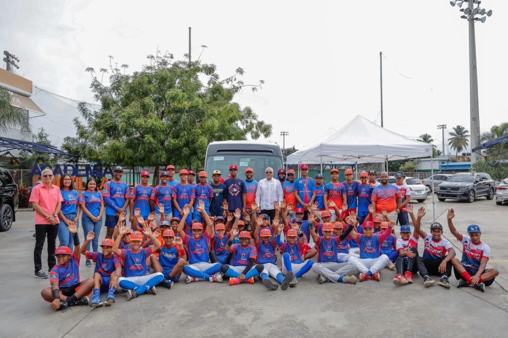 Abinader dona autobús a Academia de béisbol La Javilla