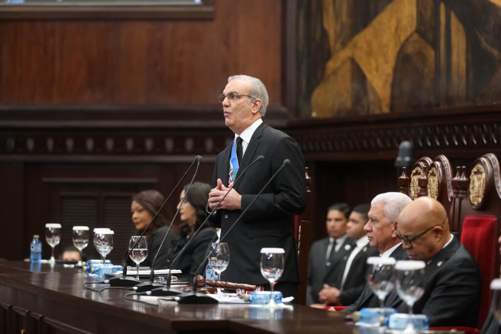 Abinader anuncia programa de pensiones especiales para niñas, niños y adolescentes en orfandad por feminicidio