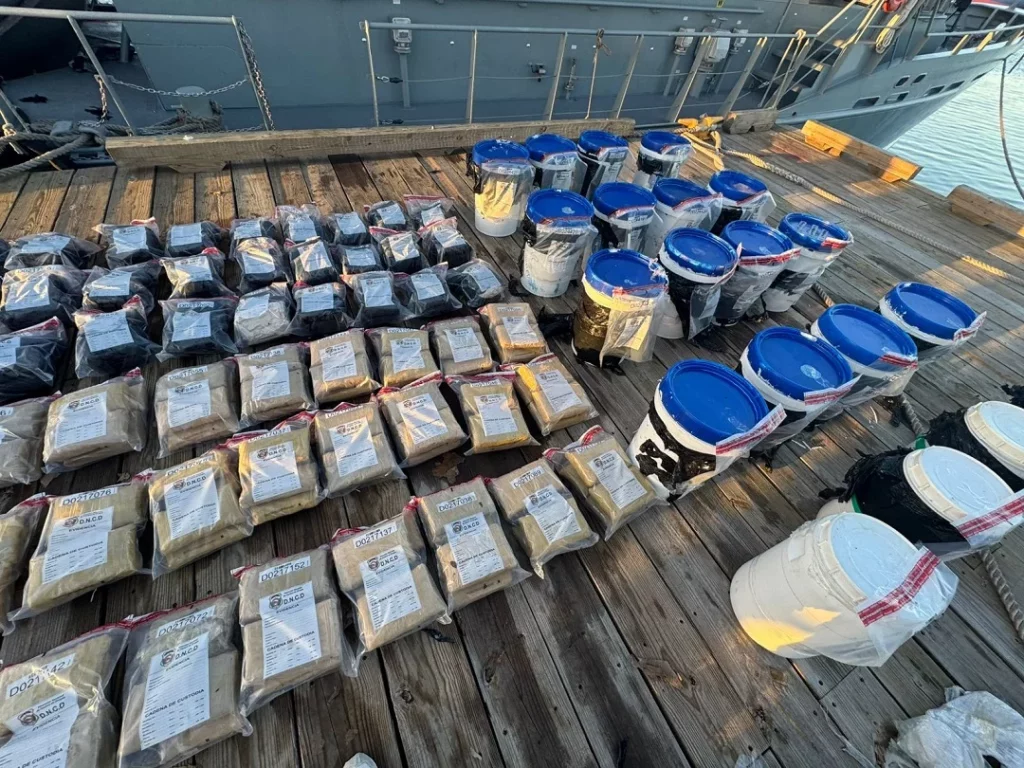 DNCD incauta 357 paquetes y 50 láminas de supuesta droga en Caucedo y Peravia