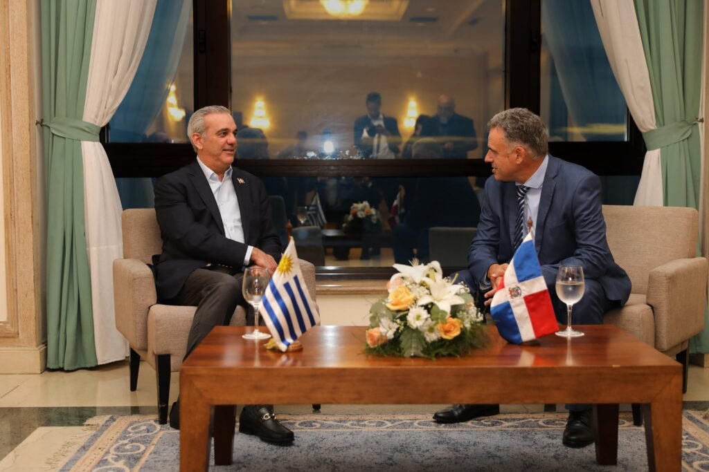 Abinader sostiene reunión con el nuevo mandatario uruguayo, Yamandú Orsi