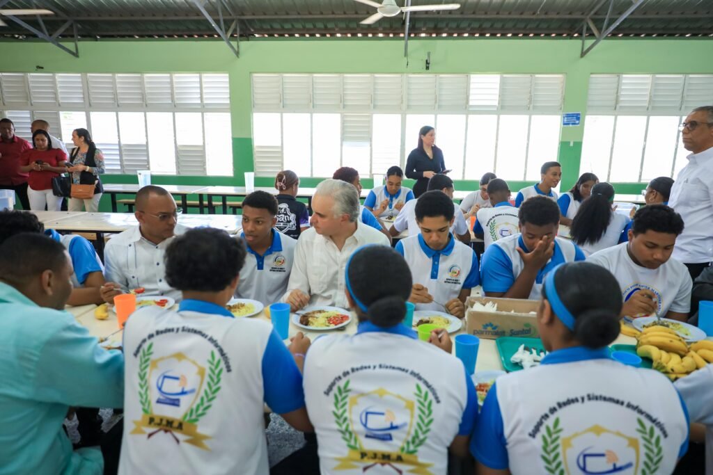 Ministro de Educación comparte almuerzo escolar con estudiantes y destaca compromiso con la calidad