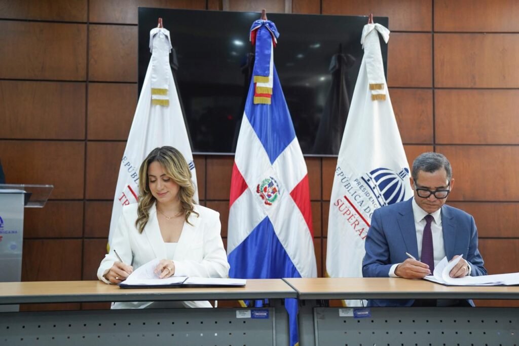Ministerio de Trabajo y Supérate firman convenio que beneficiará a 35 mil jóvenes vulnerables