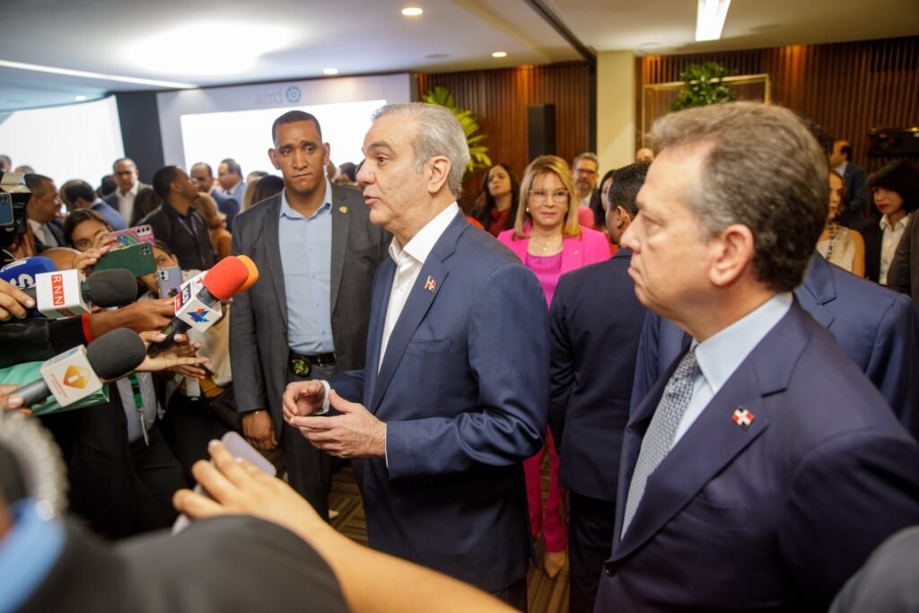 Abinader cree que se debe revisar el 10%de arancel que Trump impuso a RD