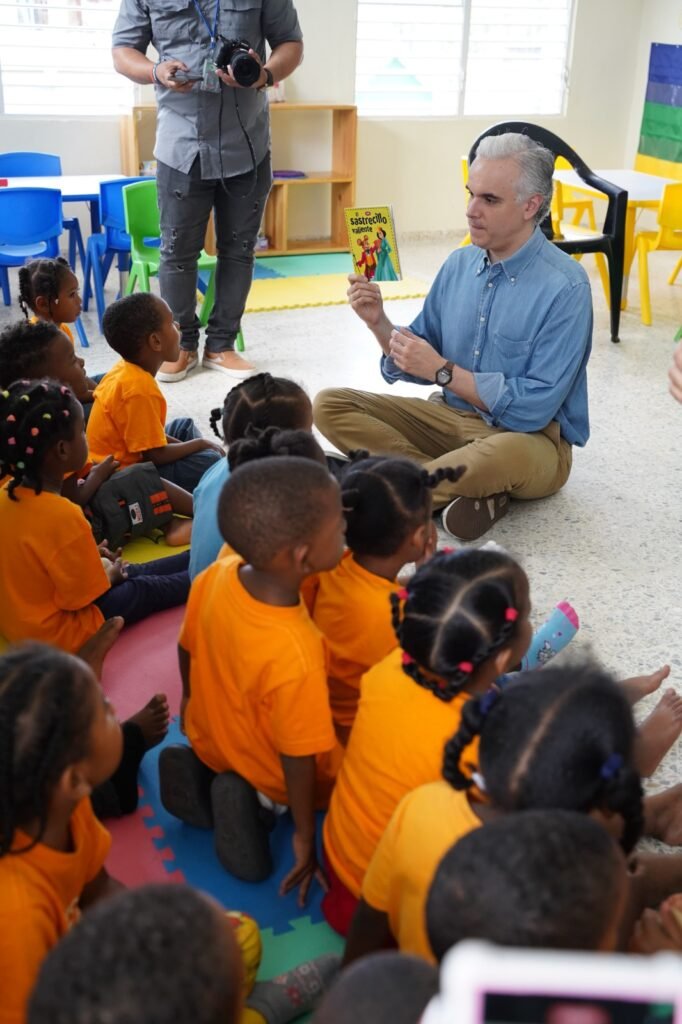 Ministro De Camps reafirma compromiso con la educación desde la primera infancia durante visita al CAIPI El Valiente